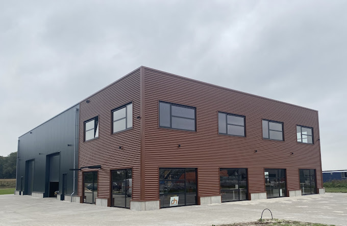 Kantoorartikelen Dalfsen 1 Voorzijde van het nieuwe bedrijfsgebouw van AH Kantoormeubilair aan de Bedrijvenstraat 1 in Wierden, met een modern ontwerp en grote ramen.
